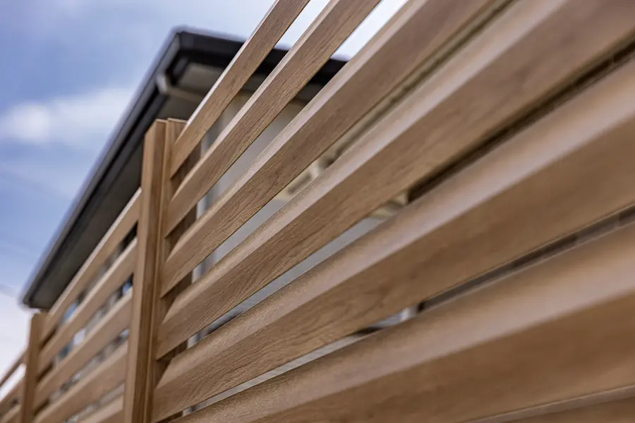 玄関まわりでよく使われる目隠しフェンスは、採光や通風を考慮した商品選びがポイント