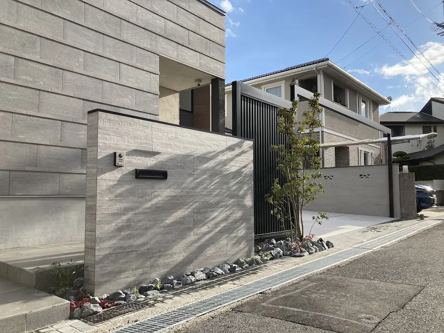 造作門柱は個性を出しながら玄関前を目隠ししたい方におすすめ