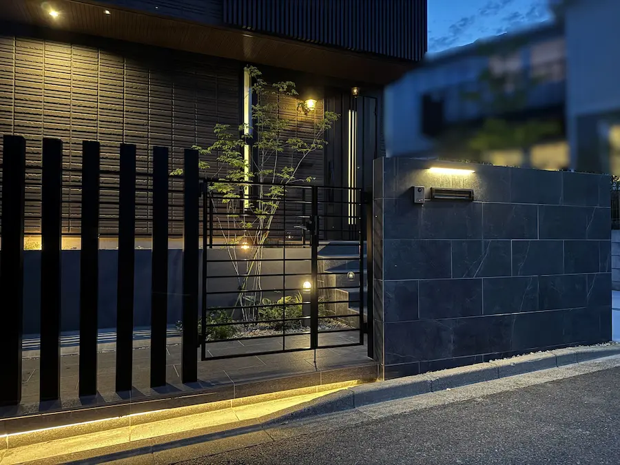 クローズド外構は、植栽を上手く使って隠し過ぎないのがおしゃれな外構に仕上げるコツ