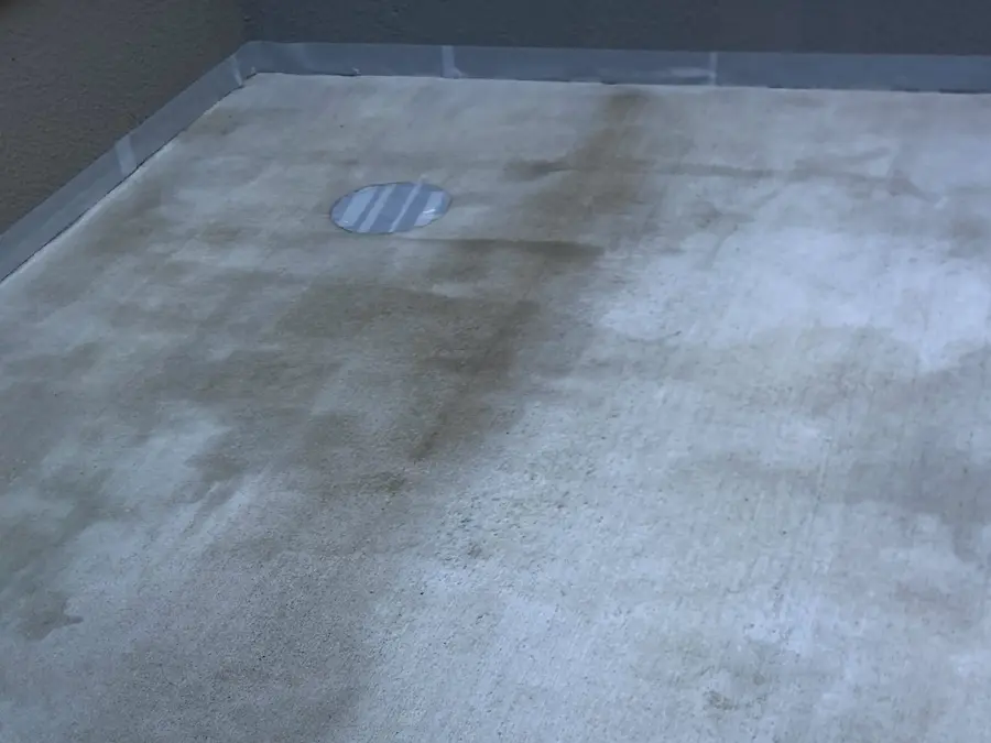 土間コンクリートの汚れ、タイヤ痕の画像 高圧洗浄機での清掃や専用塗料を使った補修が効果的