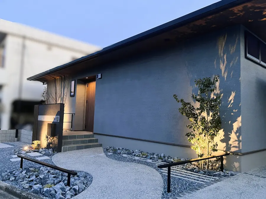 夜間にライトアップされた幻想的なロックガーデンとシンボルツリー