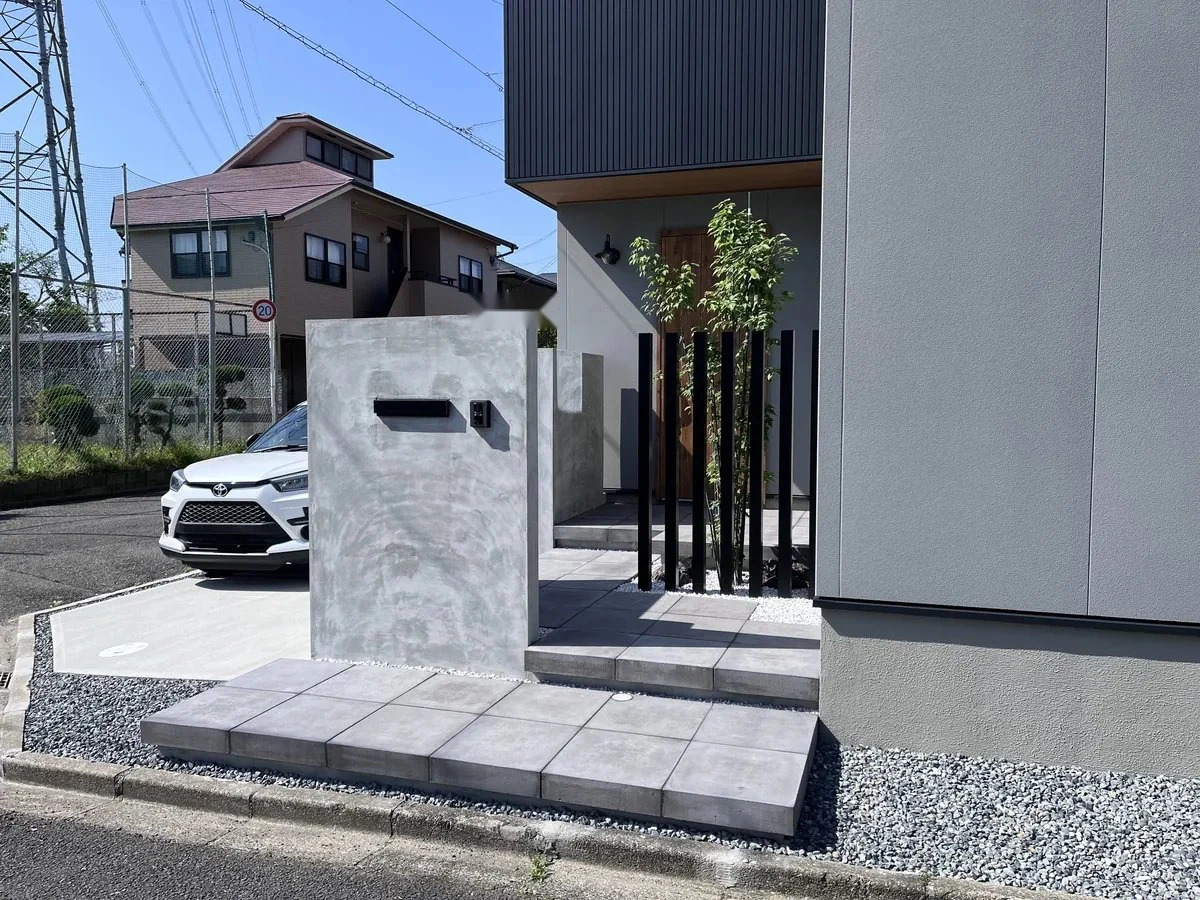 門柱とアプローチを整えた外構のイメージ