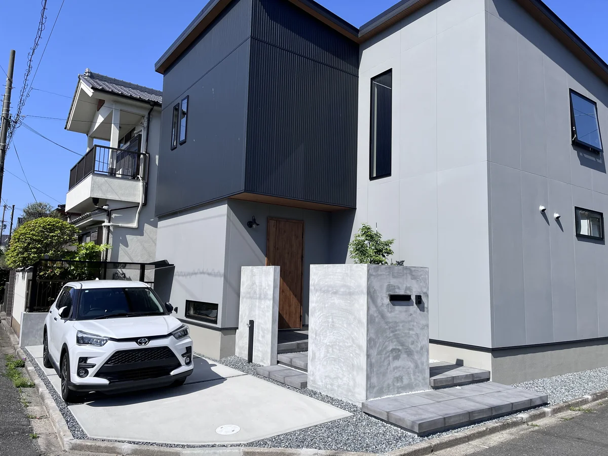 建物の色に揃えた門まわりのイメージ