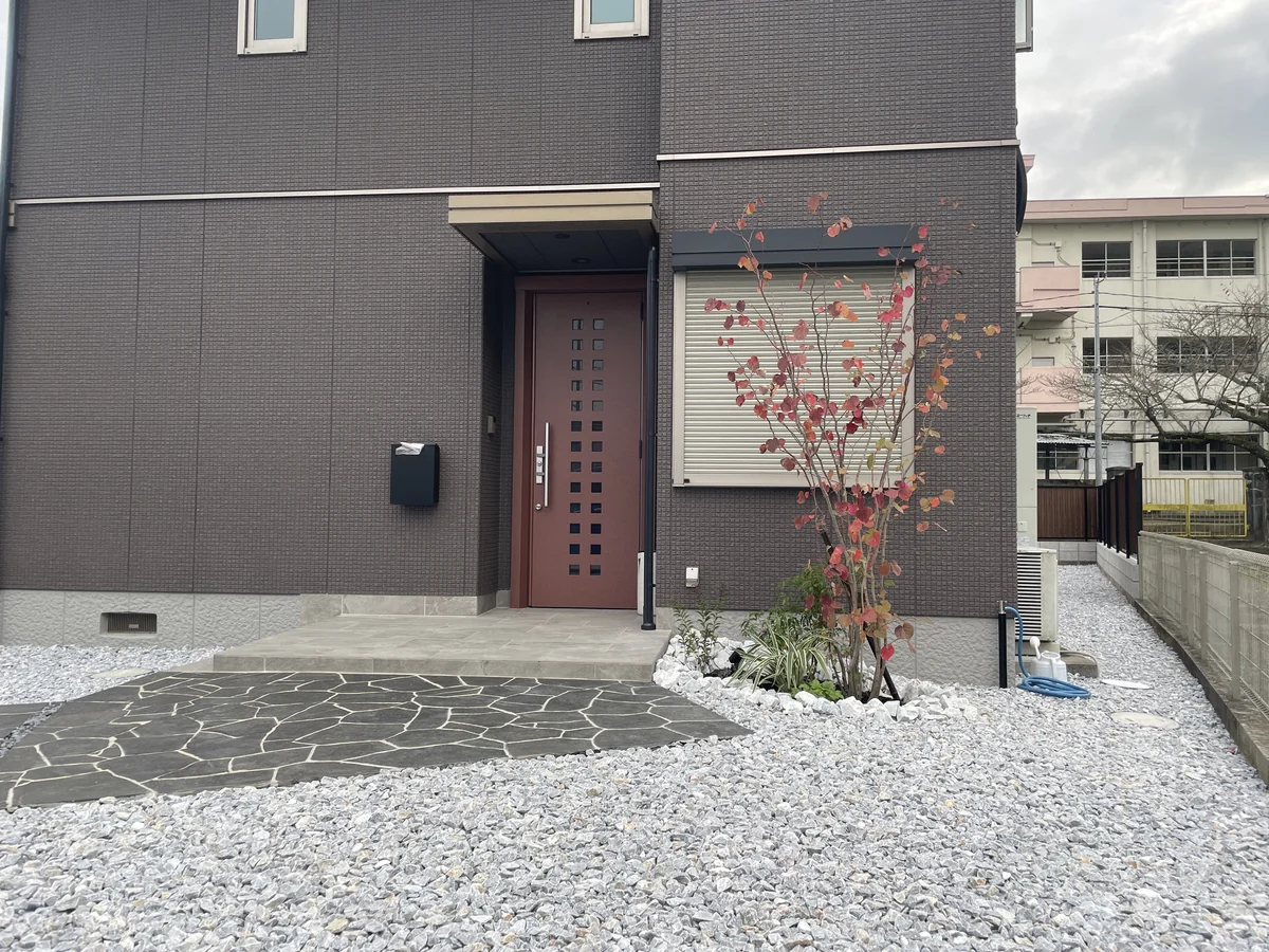 全面舗装にせず余白を残した外構のイメージ