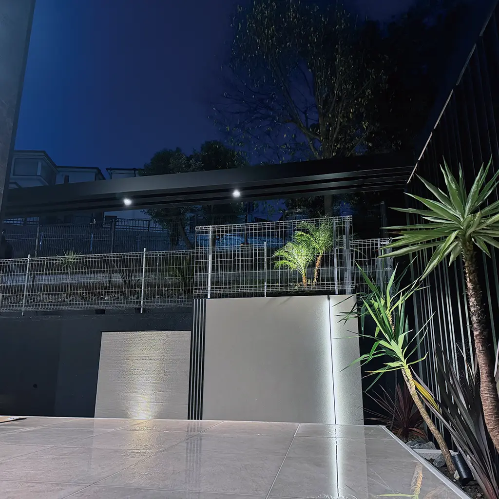 ドライガーデン外構。ロックと耐乾性の高い植栽で構成された管理しやすい外構デザイン