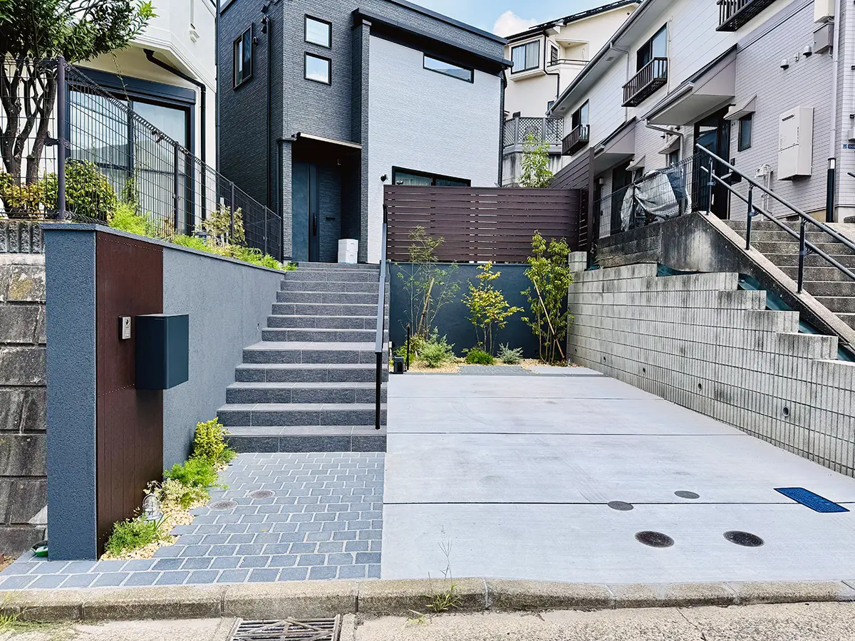 横浜市青葉区の高低差のある敷地。上段と下段の両方に植栽を配置し、段差を立体的な景観として活かした外構デザイン