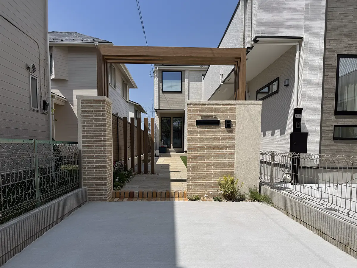 横浜市都筑区の狭小旗竿地。限られた間口と細長いアプローチを活かし、動線と使いやすさを最大化した外構デザイン