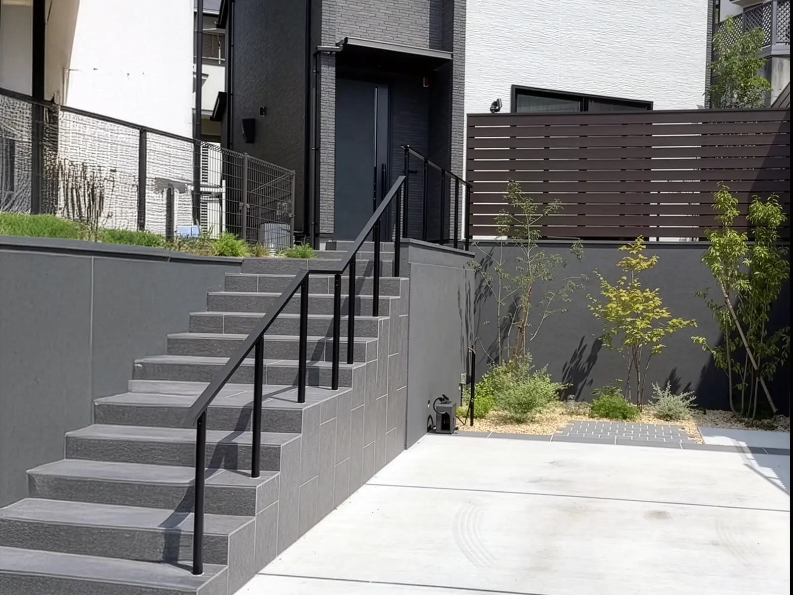 施工後の外構。土留め・立体植栽・動線が整えられた状態