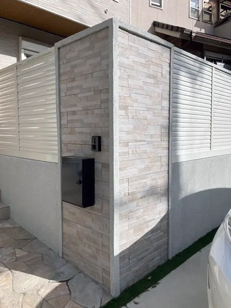 横浜の住宅密集地で光と風を残す目隠し外構の設計