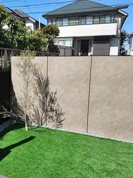 カーポートと建物のバランスを整えた外構のイメージ