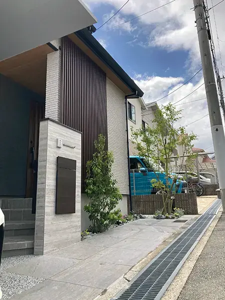 植栽と目隠しで庭の居場所をつくった外構のイメージ