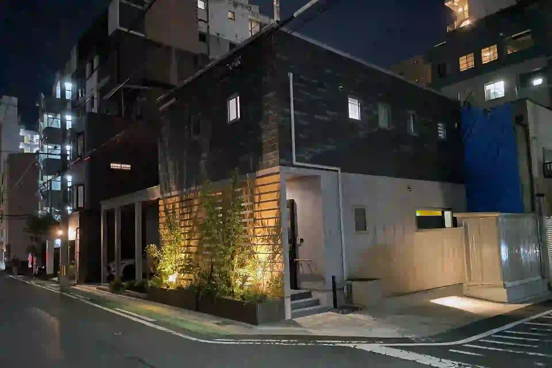 夜間照明が効いた都市部の外構ファサード