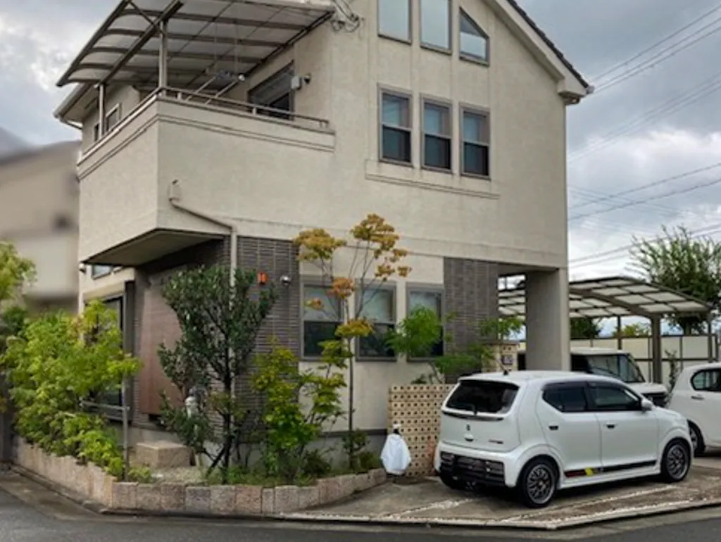拡張前の駐車スペースと、車が並ぶ住宅まわり