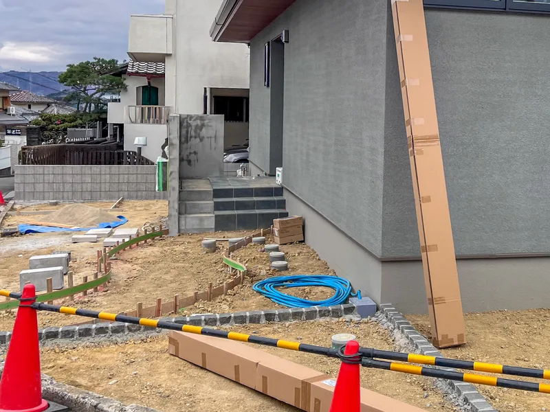 施工前：造成のままで、土と養生材が残る工事前の状態