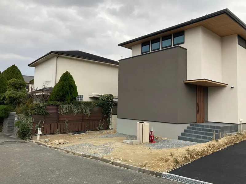 施工前：建物は完成し、外構工事前で土がむき出しの状態