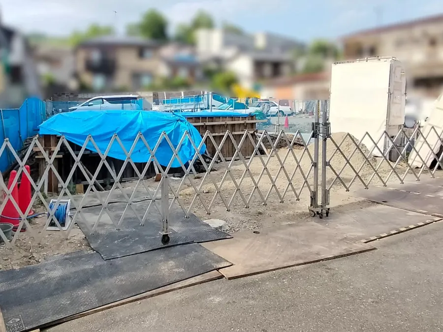 施工前。建物の工事中で、資材が置かれた敷地