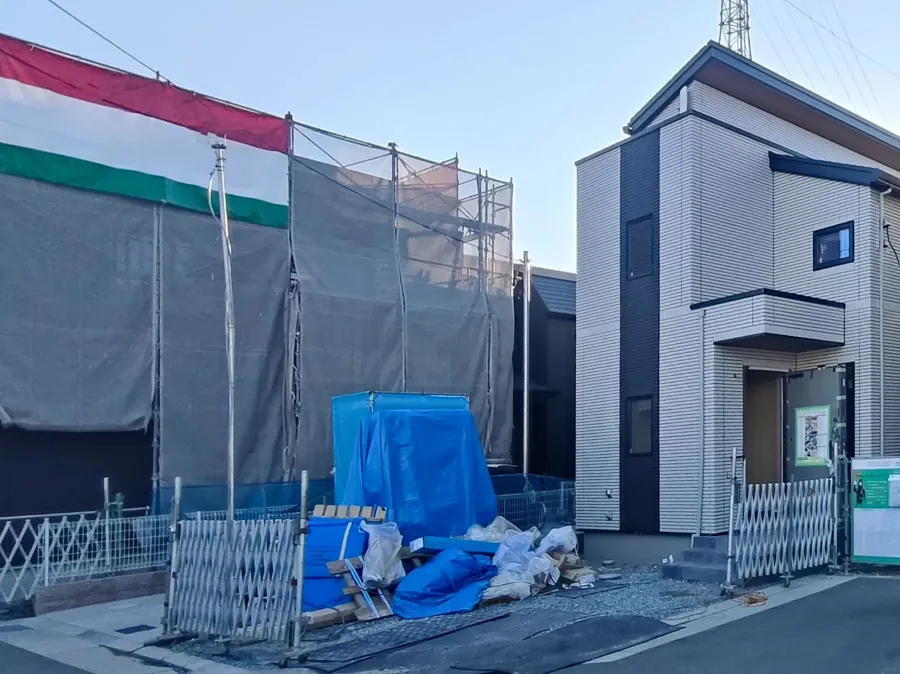 施工前。足場が組まれた建築中の新築住宅