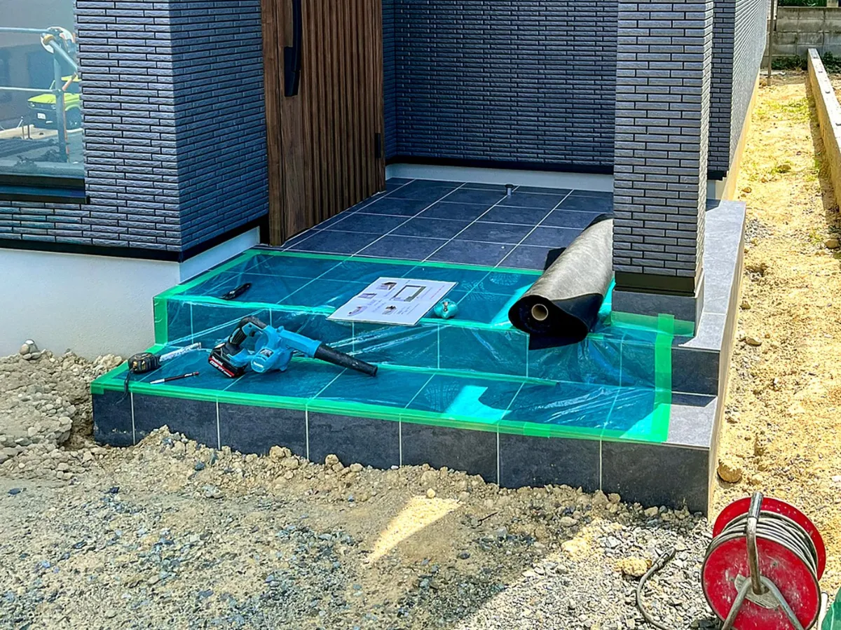 施工前。工事中の新築住宅の玄関前