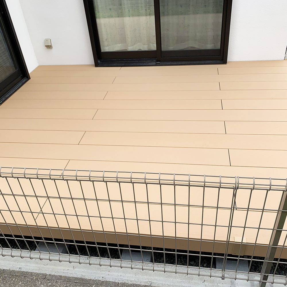 本来ならば縦張りですが、お客さまのご希望で横張りにしました。9尺より大きくなると千鳥張りという互い違いの貼り方になります。
