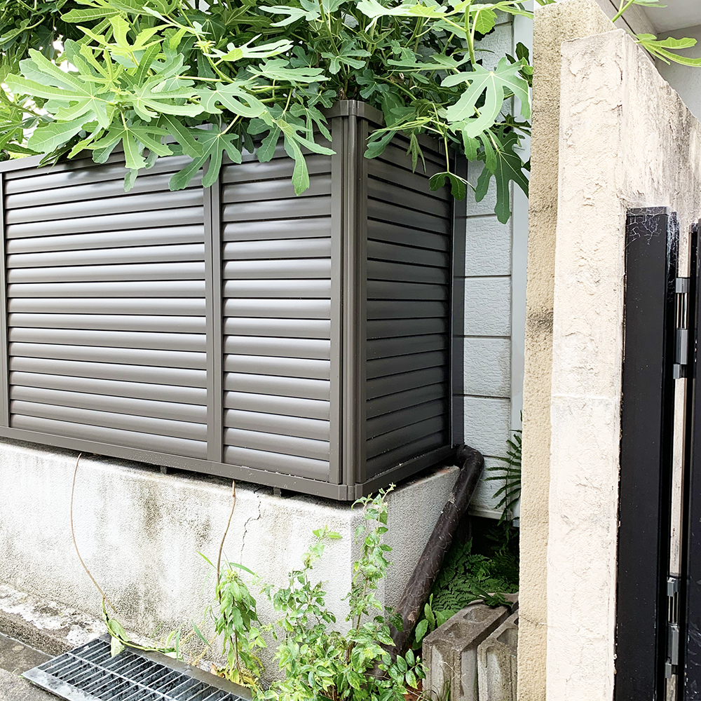 側面の細いところも切り詰め加工。ここのように配管がある場合は、切り欠き加工で対応しています。