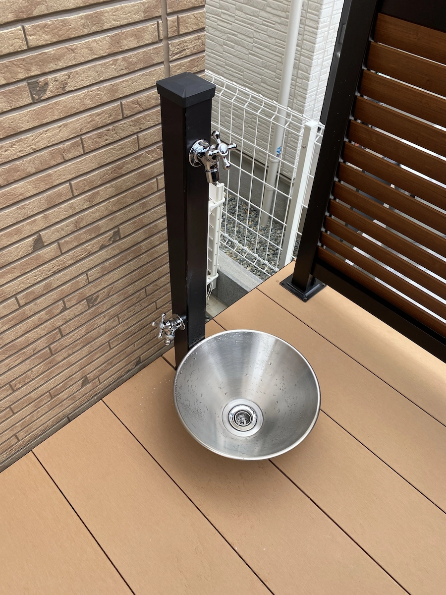 蛇口が2口タイプの立水栓の施工事例。庭のウッドデッキや花壇、駐車場付近などに設置される