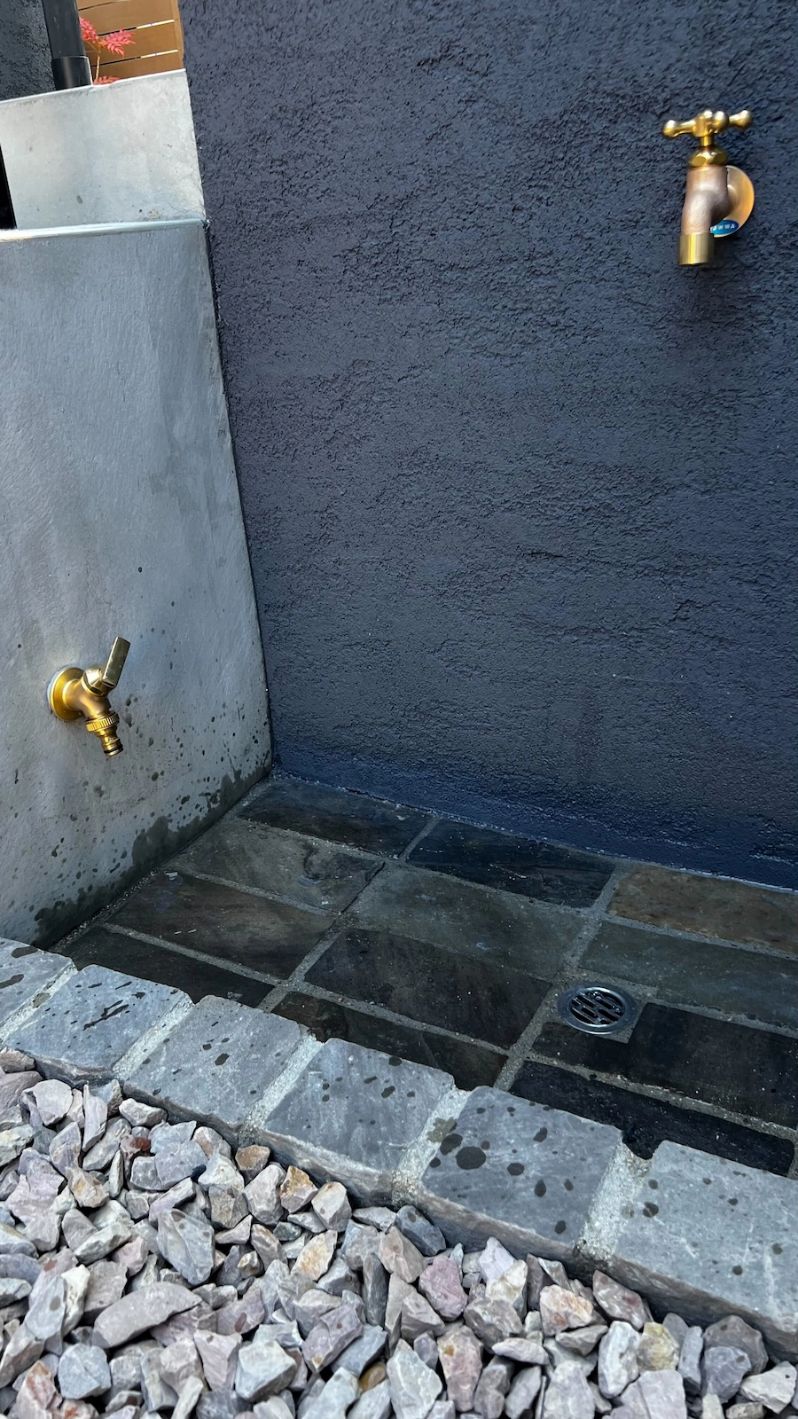 作り付けの塀に水栓を配置。目隠し壁や庭に自然に溶け込むデザイン。