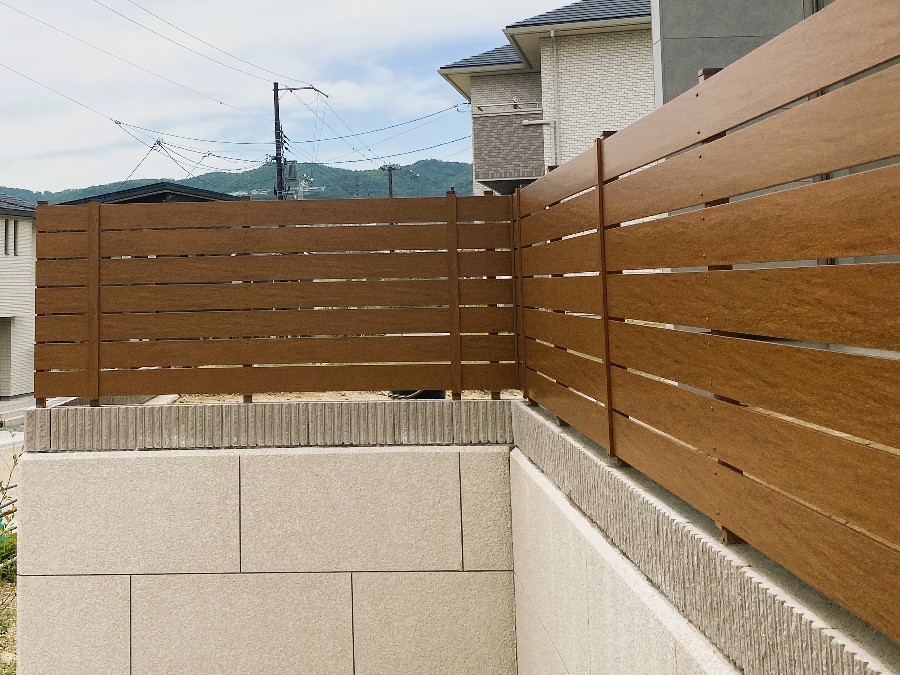 建物の境界部分に、目隠しフェンスの土台として使われる化粧ブロックの事例。