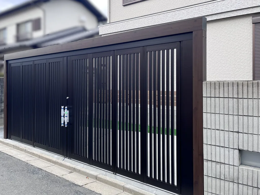 電子錠付き門扉で仕上げた2玄関のクローズ外構
