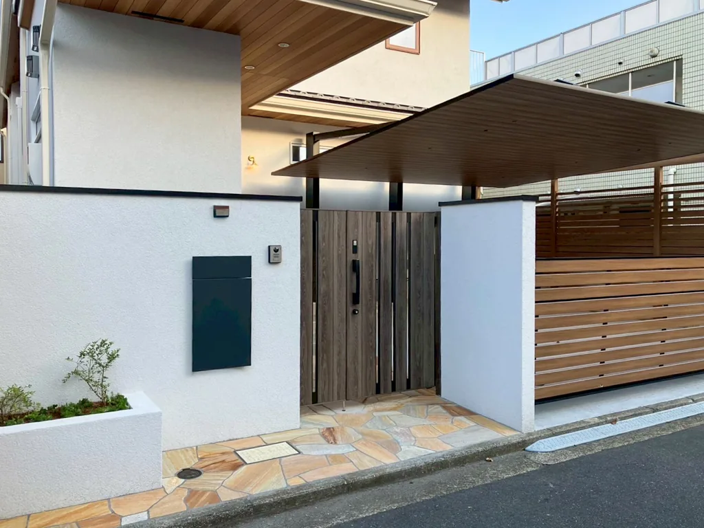 東京都東大和市の施工事例｜門柱・門扉・カーポートのセミクローズ外構