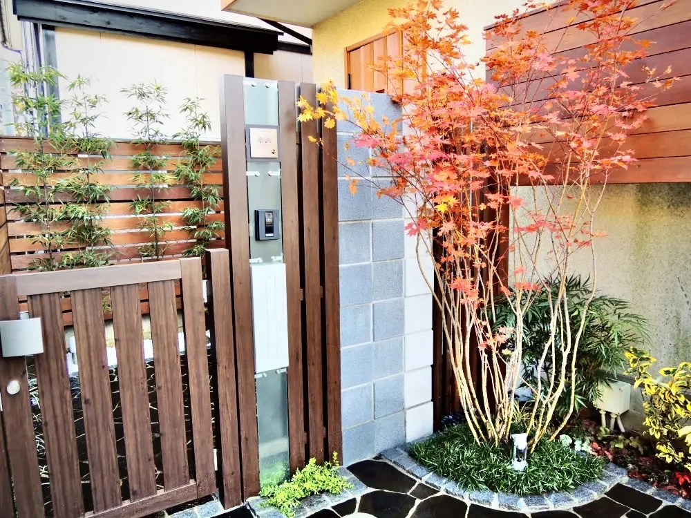 東京都三鷹市｜紅葉が映える門まわりとアプローチ