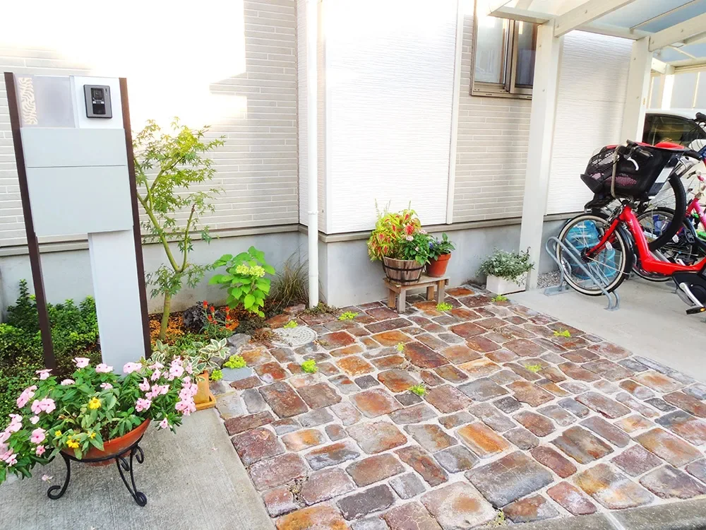 東京都三鷹市｜石畳アプローチと駐輪スペース