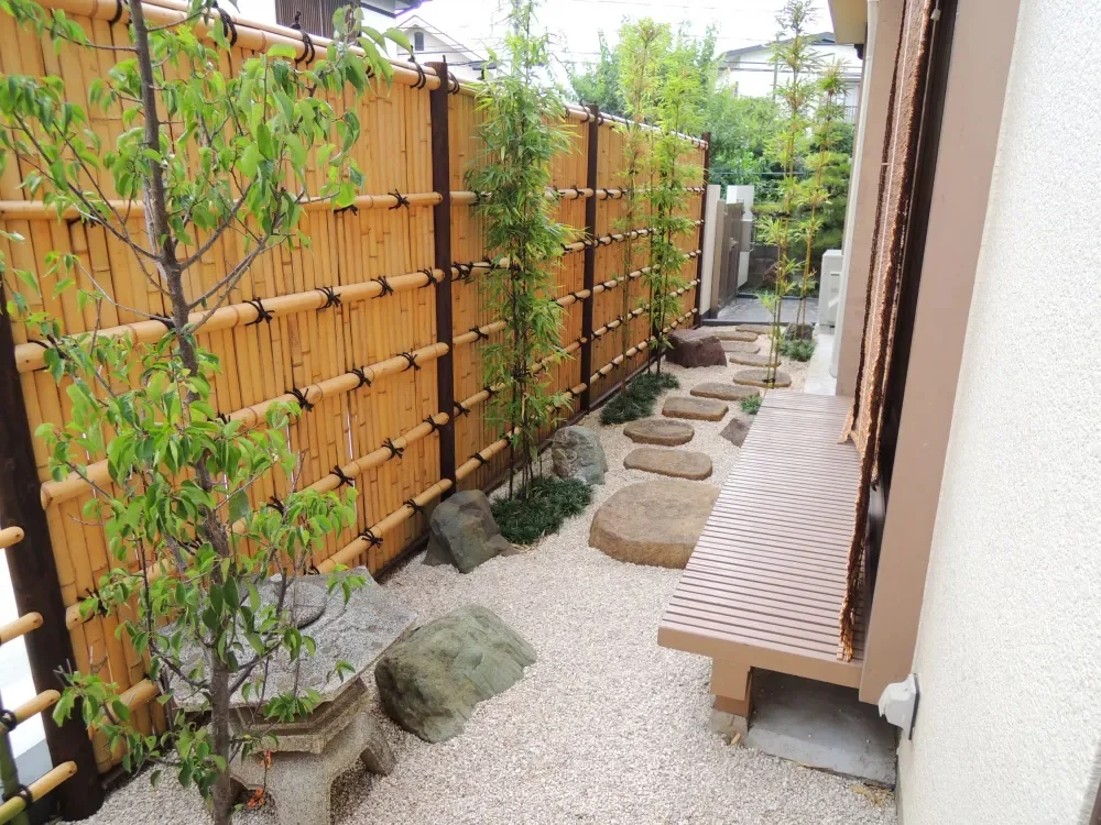 東京都三鷹市｜竹垣と飛び石の和モダン庭園