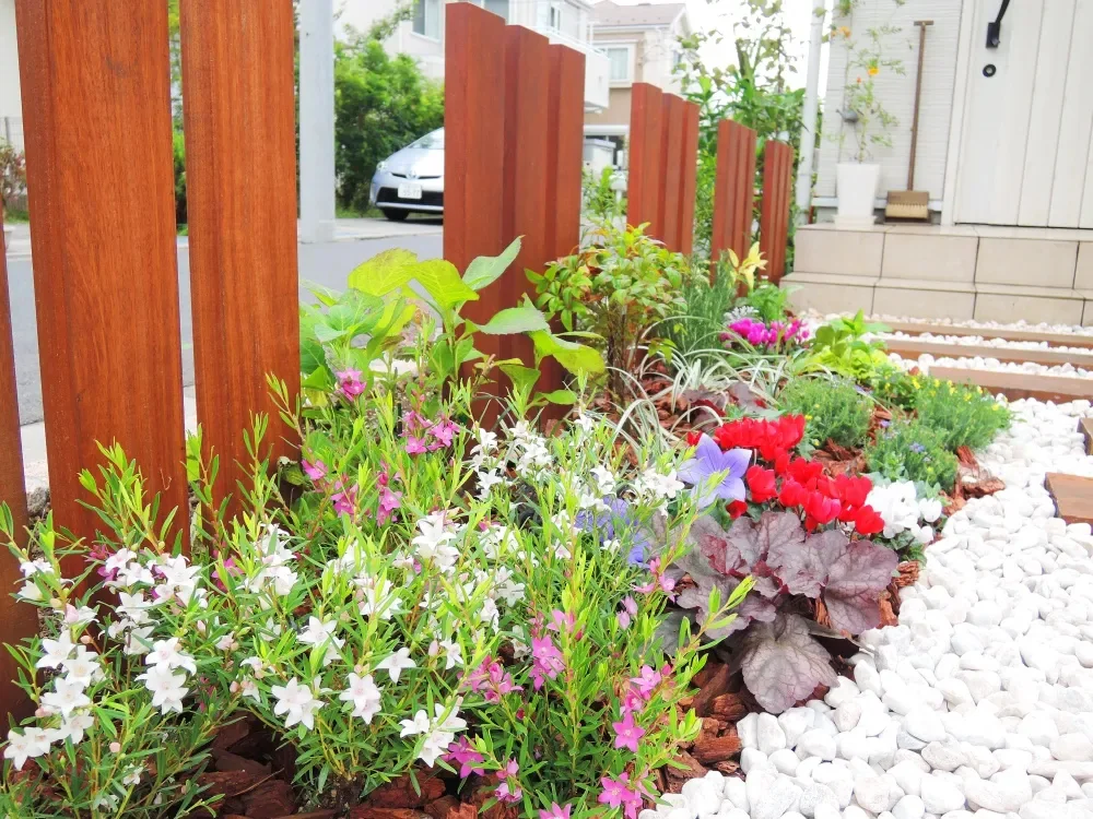 東京都三鷹市｜ハードウッドと彩り豊かな植栽