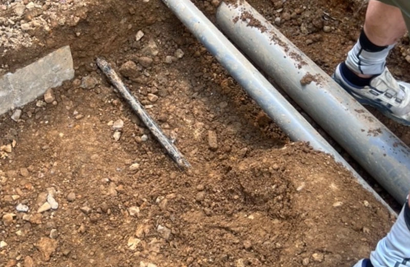 基礎穴を掘ったときに出てくる配管や配線。
