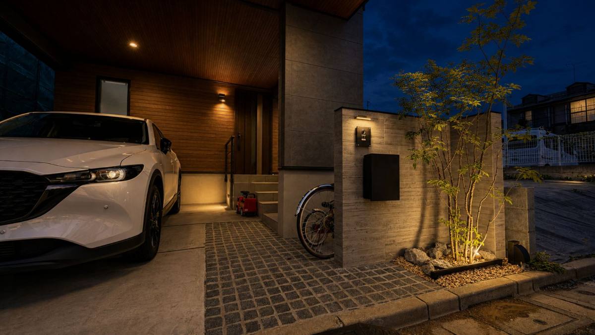夜の駐車場と足元の照明