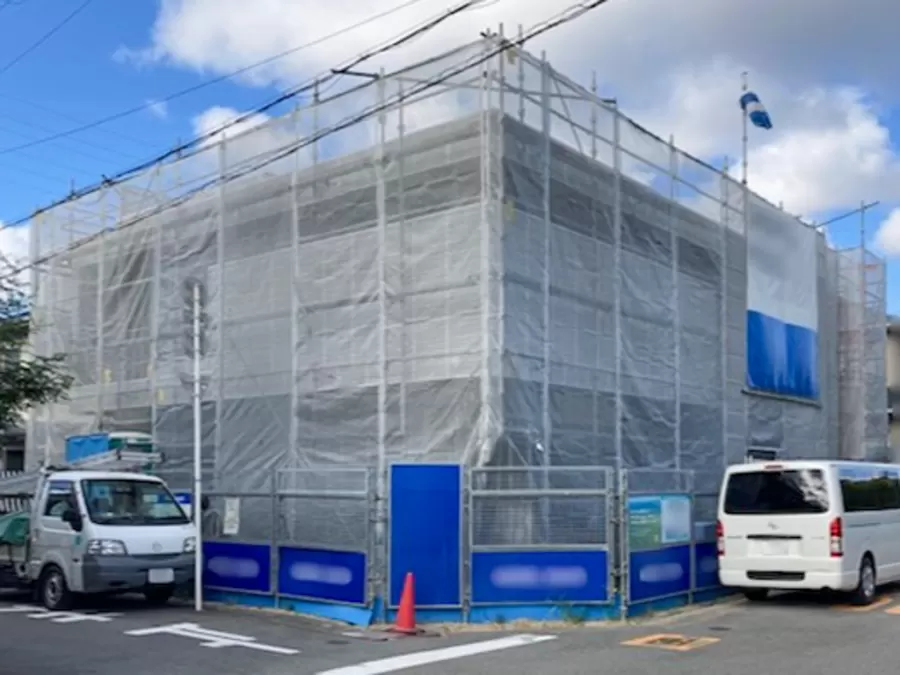 施工前 — 石目調門柱とアイアン門扉が映える新築外構