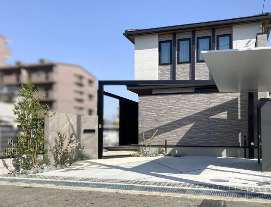 ライトアップが映えるタイル塀の新築門まわり