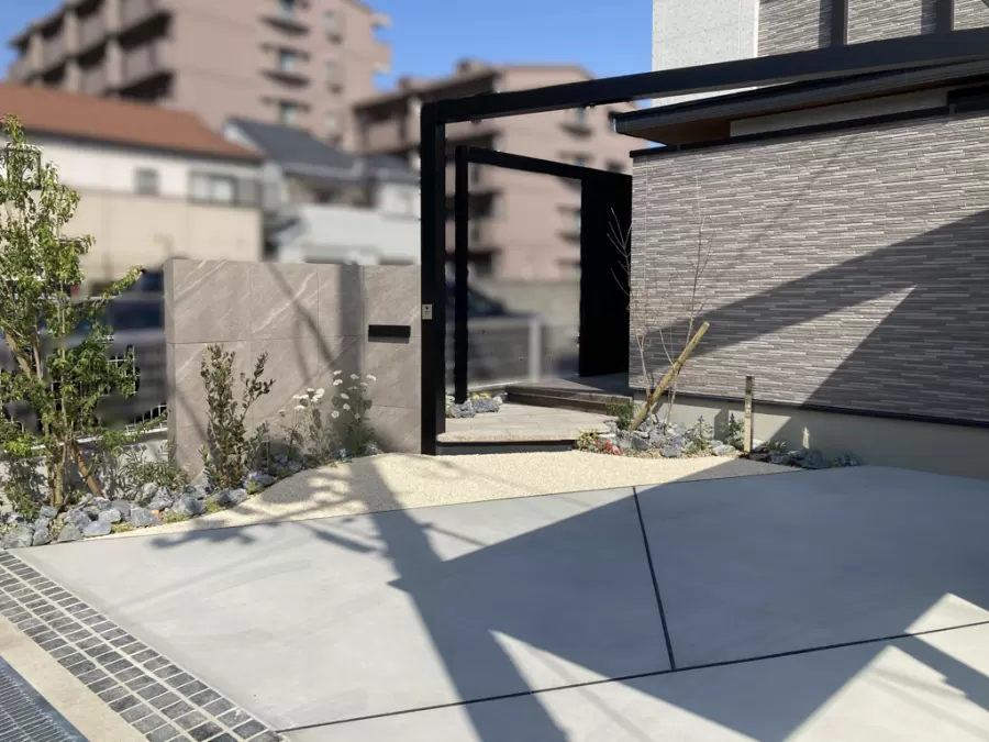 ライトアップが映えるタイル塀の新築門まわり