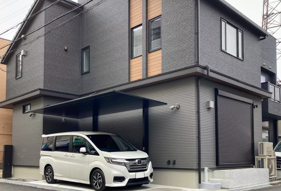 施工後 — 黒いフラット屋根カーポートのある新築外構