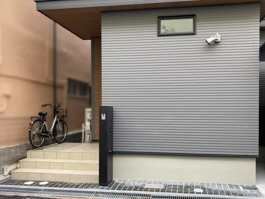 黒いフラット屋根カーポートのある新築外構