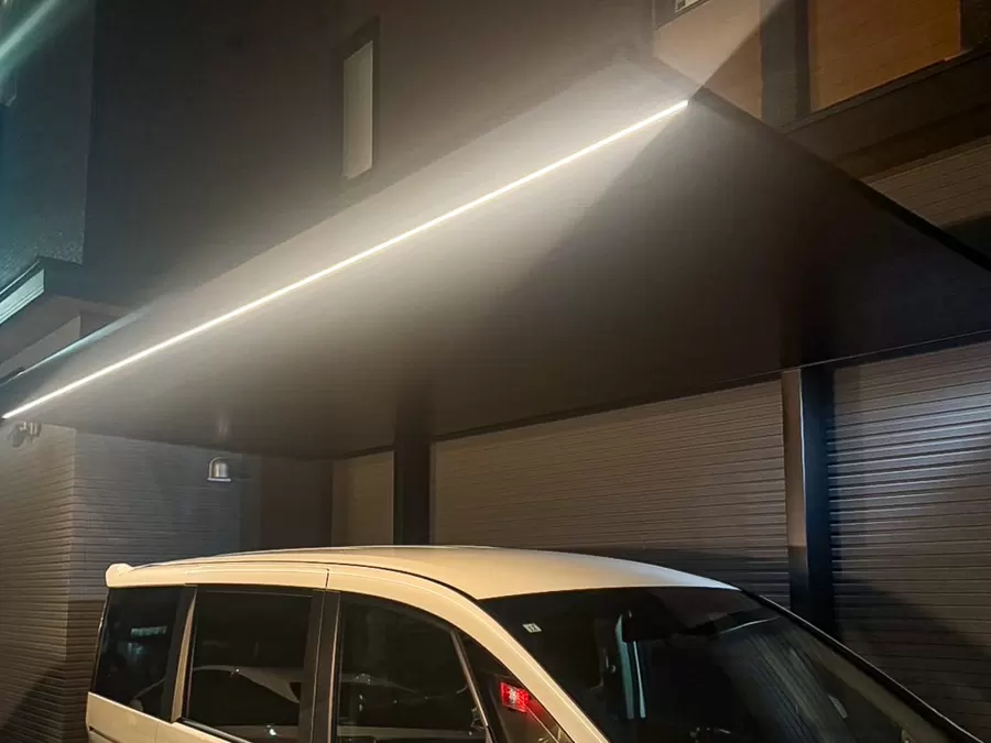 黒いフラット屋根カーポートのある新築外構