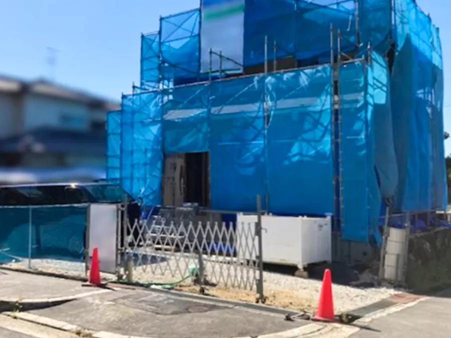 施工前 — 木製ドアと丸窓が映えるブラウン外壁の新築外構