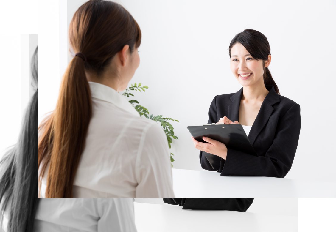 見積りを提示する女性