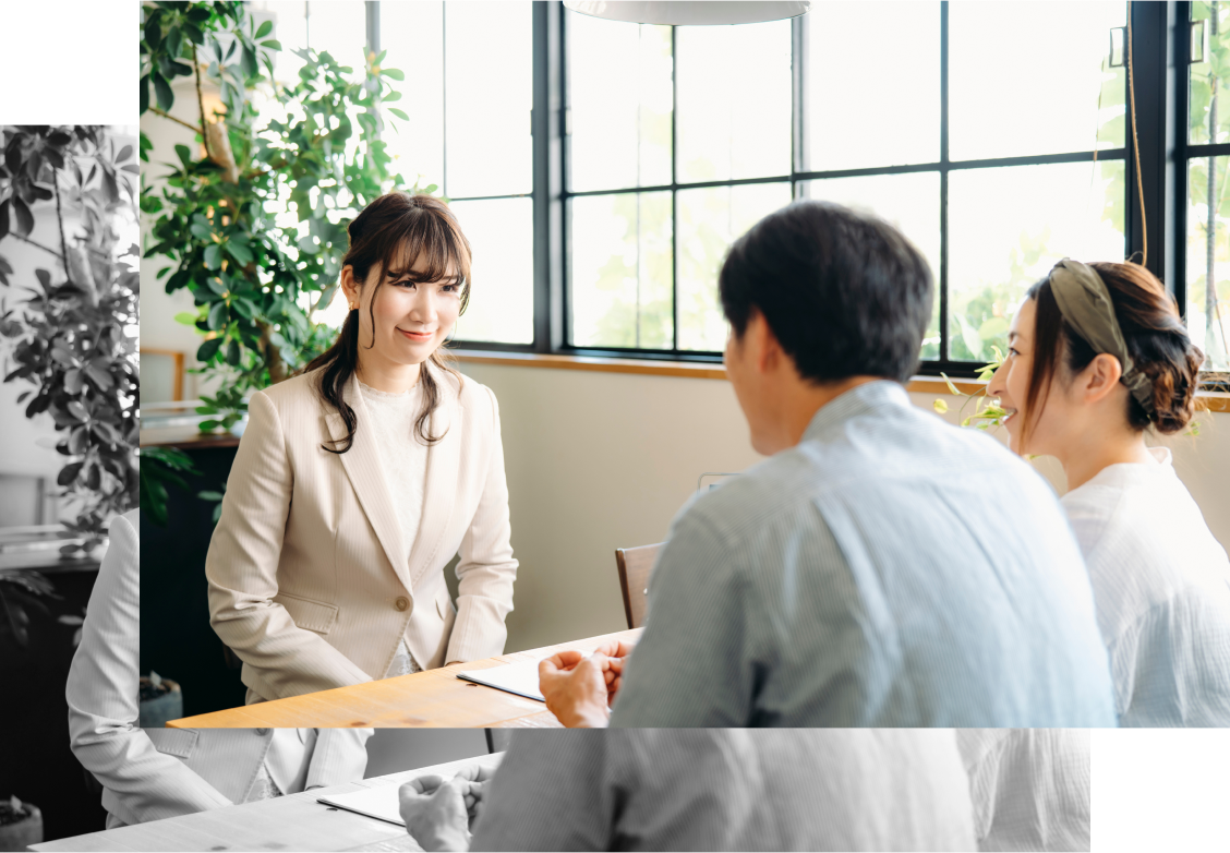 お客様の相談を聞く女性