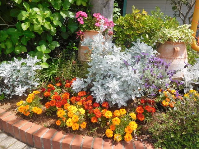ソトリエ群馬伊勢崎の造園施工実績3、レンガを使った花壇の一例。お庭のアクセントにいかがでしょうか