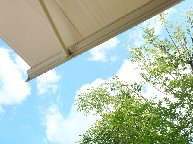 ソトリエ香川丸亀のエクステリア施工実績1、陽光を調整するシェード。真夏の気温上昇を抑えて快適さを保ちます。