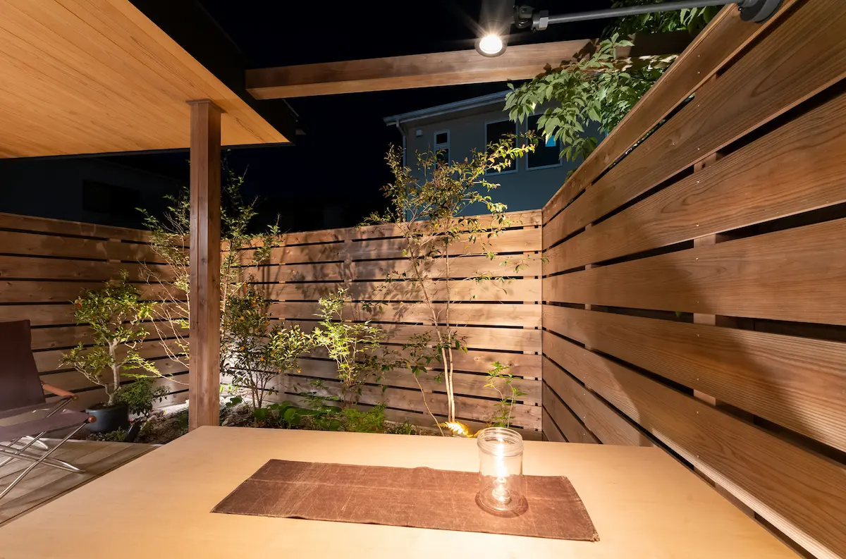 SOTIRE大阪岸和田のエクステリア施工実績5、計算されたライティングで、ゆったりくつろぐことができる空間を演出。