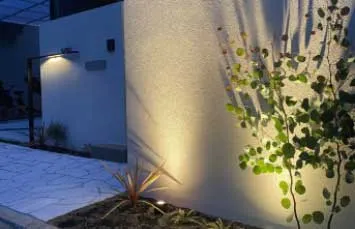 ライトアップはおしゃれな外構に欠かせないマストアイテム。門柱や植栽を艶やかに照らします。