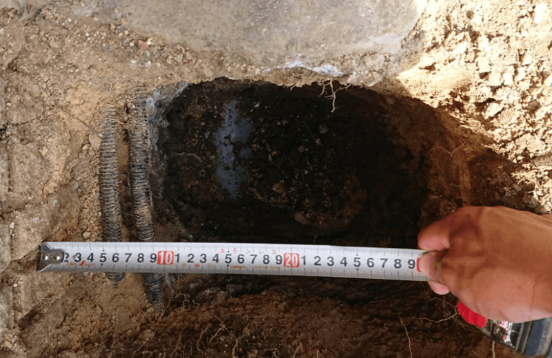 基礎穴を掘ったときに出てくる配管や配線