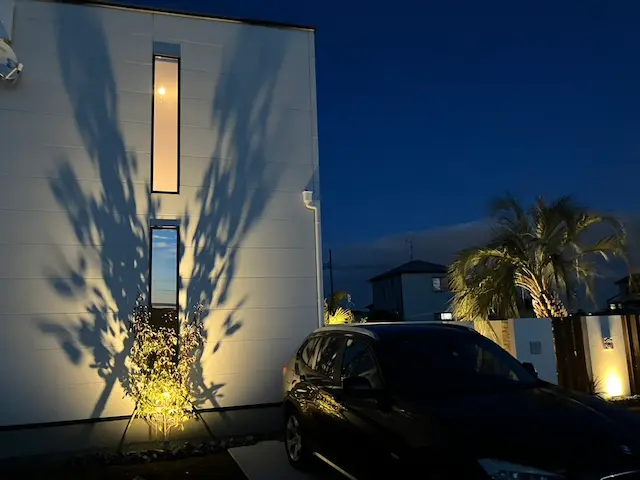 SOTORIE柏逆井のエクステリア施工実績6、流山市S様邸。庭木の影が外壁に美しく投影された、住宅のライティングデザイン。